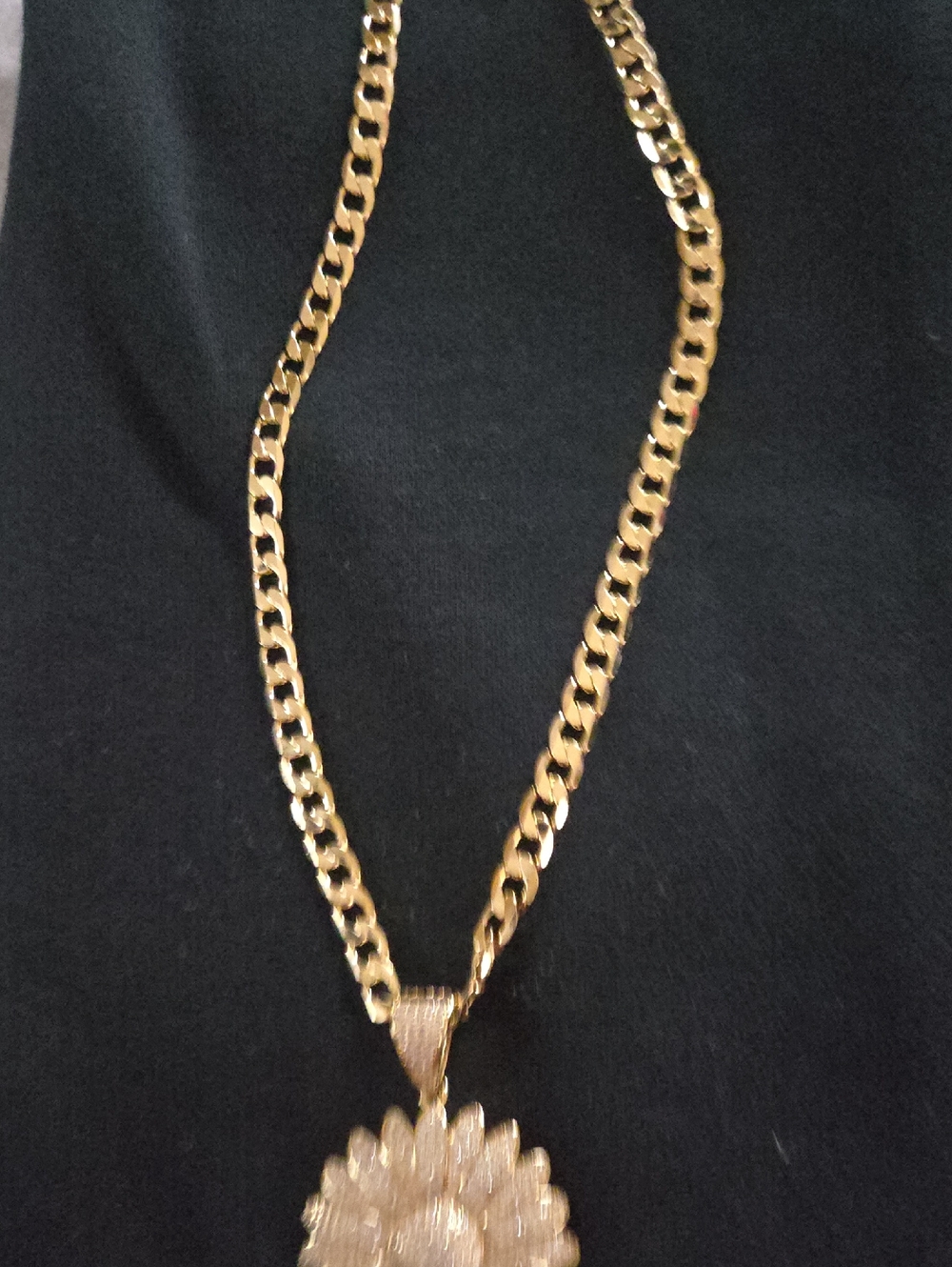 Plate Gold Chain Necklace with Floral Pendant